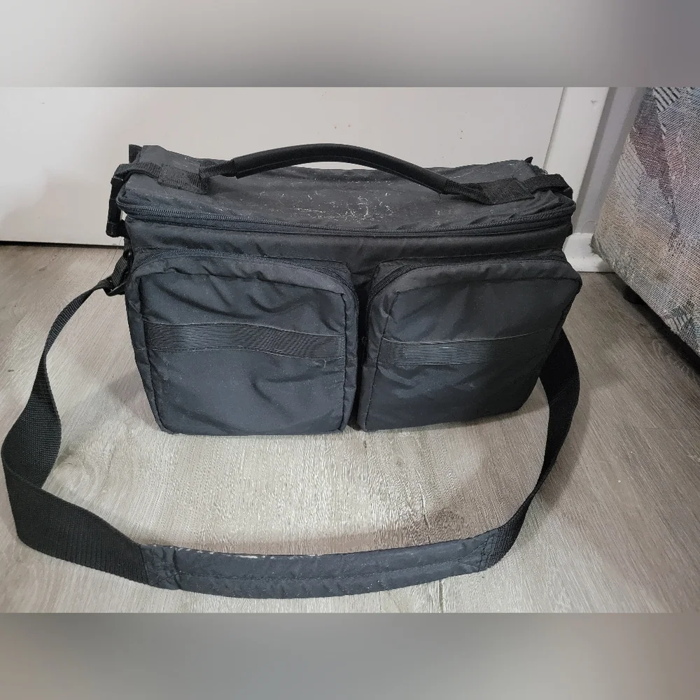 Black strapped camera padded carrying bag/duffle bag
